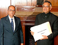 Justice G.T. Nanavati submits his report on the anti-Sikh riots of 1984 to Home Minister Shivraj Patil at North Block in New Delhi on Wednesday 9th Feb
